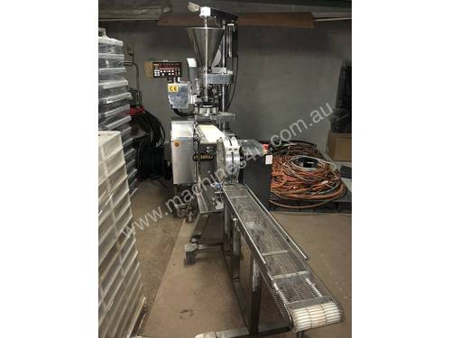Encrusting machine for bakery or confectionery 