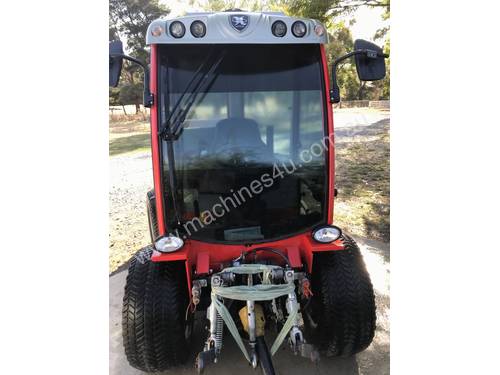 Small hydrostatic articulated 46 horse tractor
