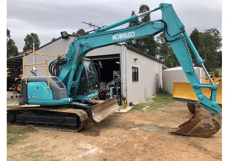 caption KOBELCO SK135SR 13.5T Excavator with Back Fill Blade