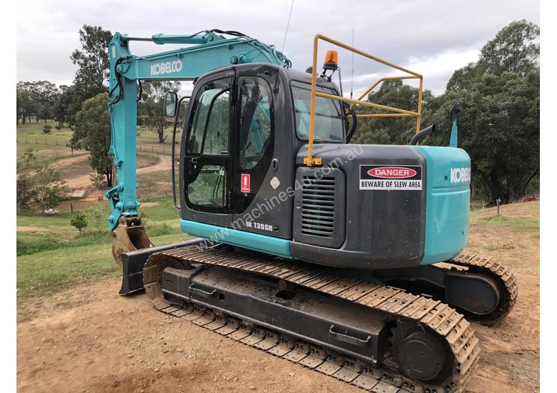 caption KOBELCO SK135SR 13.5T Excavator with Back Fill Blade
