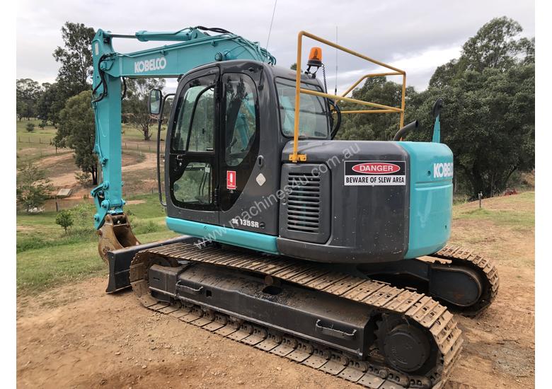 caption KOBELCO SK135SR 13.5T Excavator with Back Fill Blade