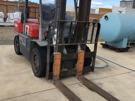 3.5 TON DIESEL FORKLIFT - picture2' - Click to enlarge