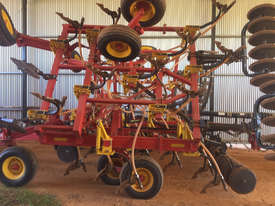 Bourgault 8910 Air Seeder Seeding/Planting Equip - picture0' - Click to enlarge