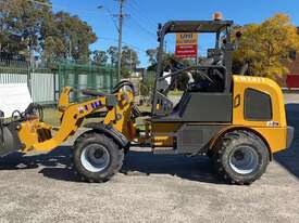 2022 NEW MODEL UHI UWL811 Articulated Mini Loader 34HP, 1.0T loading capacity - picture0' - Click to enlarge