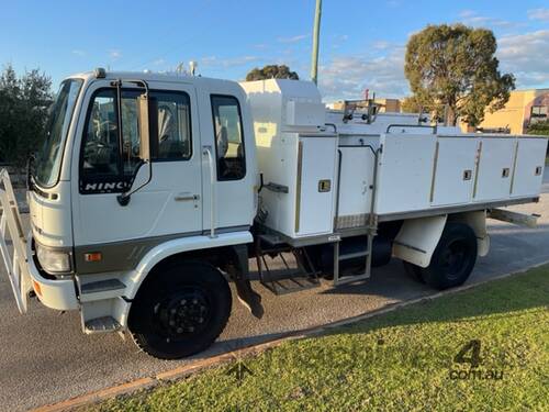 Truck Fire Truck Hino FT 4x4 2000L 35319km SN1382