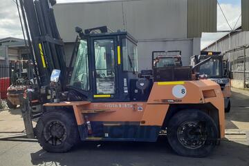 ACTIVE FORKLIFTS - Toyota 13.5 Ton forklift for sale-5.5m mast 1.8m tynes side shift fork positioner