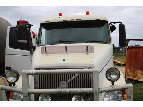 2000 VOLVO NH12 PRIME MOVER