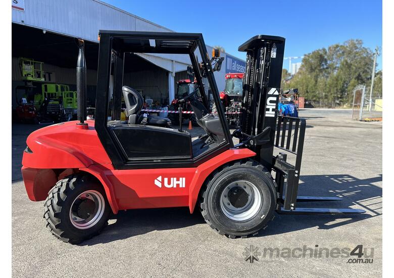 UHI TR35 3.5T 4WD Diesel Rought Terrain Forklift with 3-Stage 4.5m Lifting Height