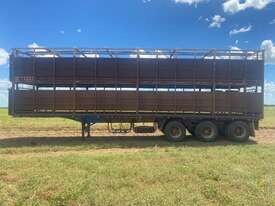 1986 CATTLE KING TRIAXLE LIVESTOCK TRAILER - picture2' - Click to enlarge