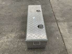 1x Portable Tool Box with Checkered Plate - picture2' - Click to enlarge