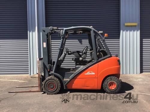 caption Linde 2.5T LPG Forklift with 3-Stage Container Mast