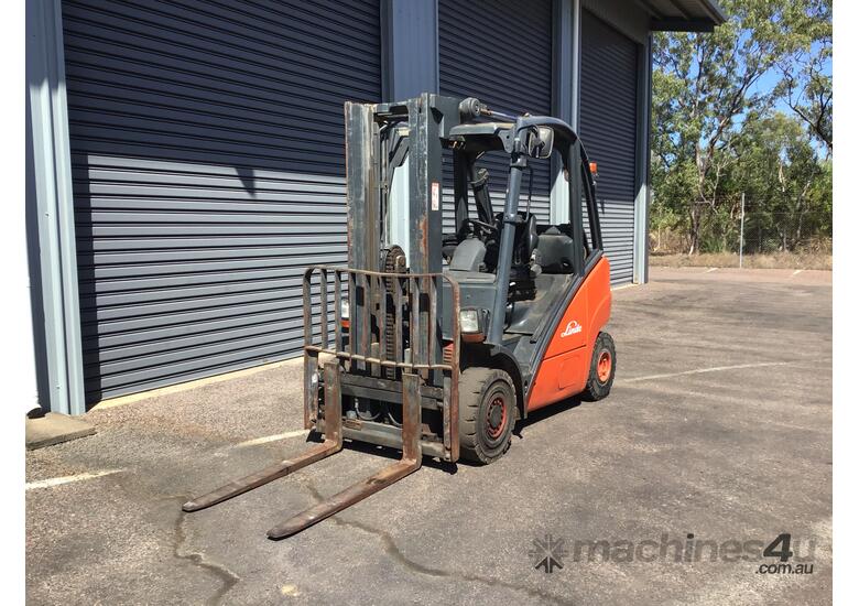 caption Linde 2.5T LPG Forklift with 3-Stage Container Mast