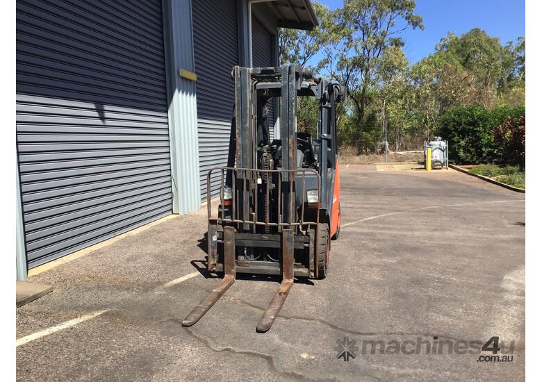 caption Linde 2.5T LPG Forklift with 3-Stage Container Mast