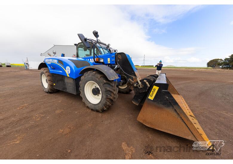 NEW HOLLAND LM742 TELEHANDLER
