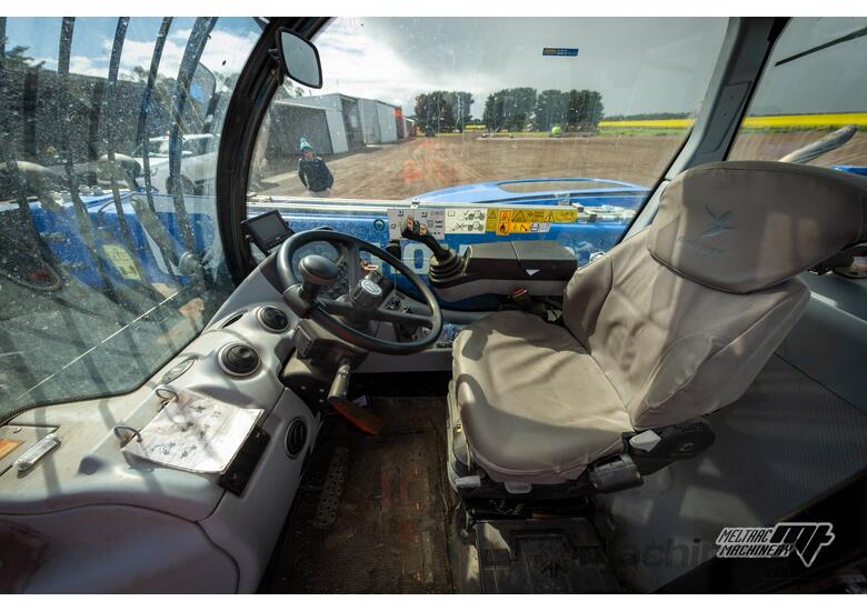 NEW HOLLAND LM742 TELEHANDLER