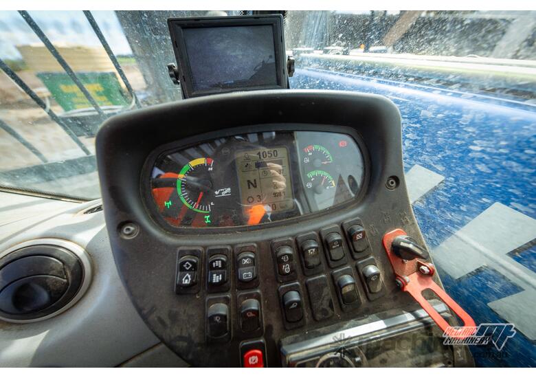 NEW HOLLAND LM742 TELEHANDLER