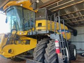 2013 New Holland Cr8090 Combine & 2013 New Holland 840Cd 40' Draper Front - picture0' - Click to enlarge