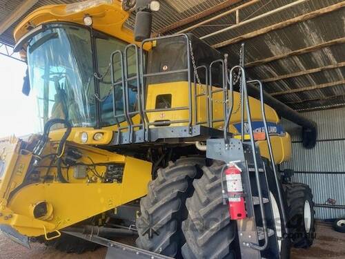 2013 New Holland Cr8090 Combine & 2013 New Holland 840Cd 40' Draper Front