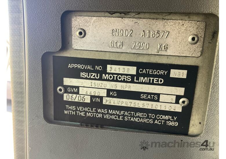 caption 2006 Isuzu NPR200 Refrigerated Pantech
