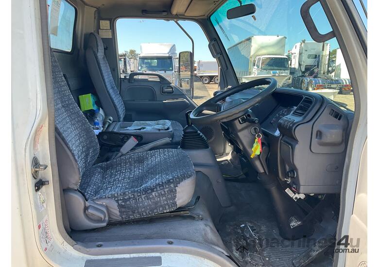 caption 2006 Isuzu NPR200 Refrigerated Pantech