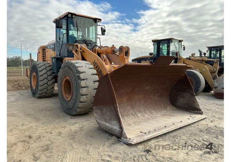 caption 2015 Hyundai HL770-9 Articulated Wheel Loader