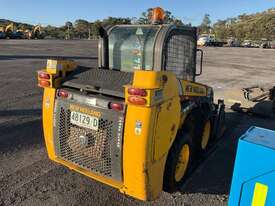 2015 New Holland L213 Skid Steer - picture0' - Click to enlarge