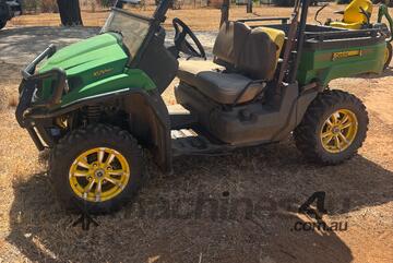 John Deere   GATOR XUV560