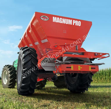 Magnum Pro Trailed Fertiliser Spreader