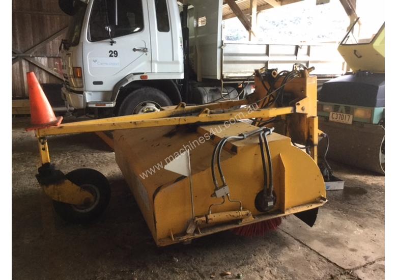 caption 2000 BONNE SE6C TRAILING BROOM WITH CATCHER
