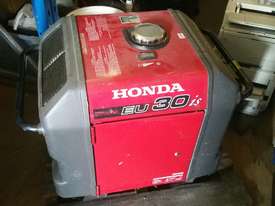 Used Honda Generator EU30is Silenced - picture0' - Click to enlarge