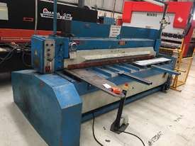 Durma 2504 guillotine with motorised backgauge. Good working order. Won't last long - picture0' - Click to enlarge