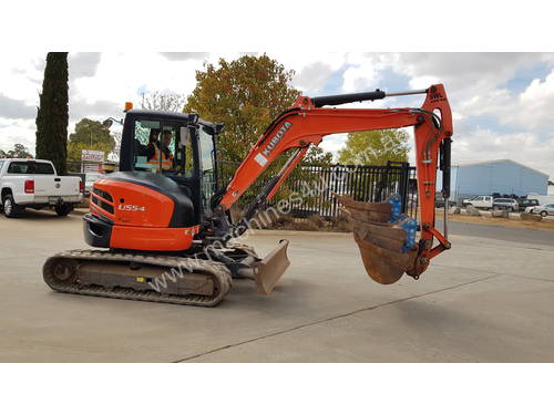 USED KUBOTA U55-4 EXCAVATOR WITH FULL CABIN, HITCH, BUCKETS AND 3125 HOURS
