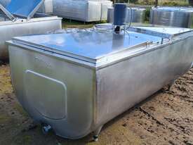 1,760lt STAINLESS STEEL TANK, MILK VAT - picture2' - Click to enlarge