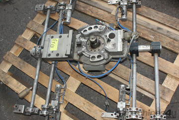 Robot Coupling with 4 pneumatic Grippers Clamps Assembly for Kuka