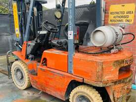 NISSAN 2.5T LPG FORKLIFT CONTAINER MAST SIDE SHIFT ***MAKE AN OFFER*** - picture0' - Click to enlarge