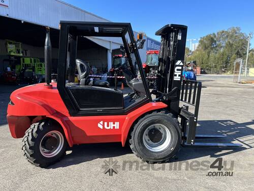 UHI TR35 3.5T 4WD Diesel Rought Terrain Forklift with 3-Stage 4.5m Lifting Height