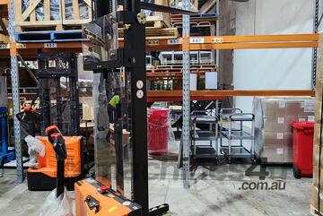 Logistec Electric Straddle Stacker | 1200kg | 2930mm Lift Height