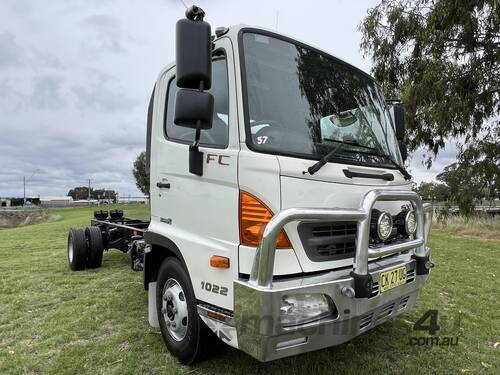 GRAND MOTOR GROUP - Hino 500 Series FC1022 4x2 Cab/Chassis.  One owner country truck.