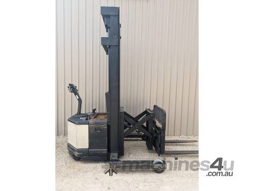 CROWN 1.36T Walkie Reach Stacker with only *2,597 hours*