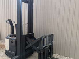 CROWN 1.36T Walkie Reach Stacker with only *2,597 hours* - picture0' - Click to enlarge