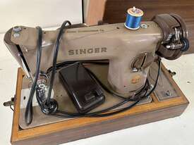 SINGER SEWING MACHINE - picture0' - Click to enlarge