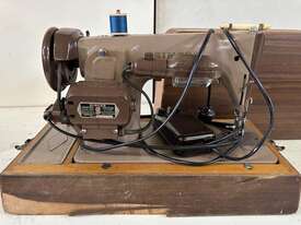 SINGER SEWING MACHINE - picture2' - Click to enlarge