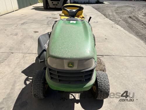 John Deere LA115 Ride-On Mower