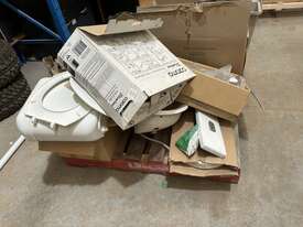 Pallet of Assorted Plumbing Fittings & Fixtures - picture2' - Click to enlarge