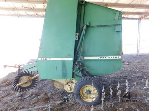JOHN DEERE 550 ROUND BALER