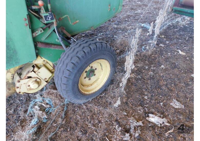 caption JOHN DEERE 550 ROUND BALER