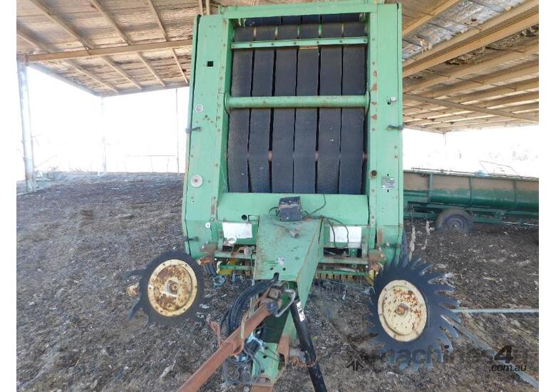 caption JOHN DEERE 550 ROUND BALER