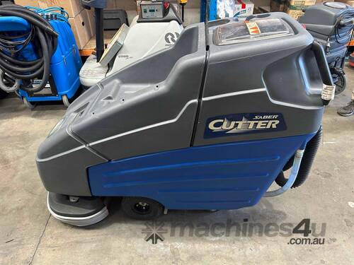 Floor scrubbing machine