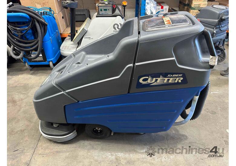 Floor scrubbing machine