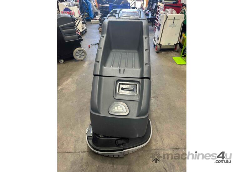 Floor scrubbing machine